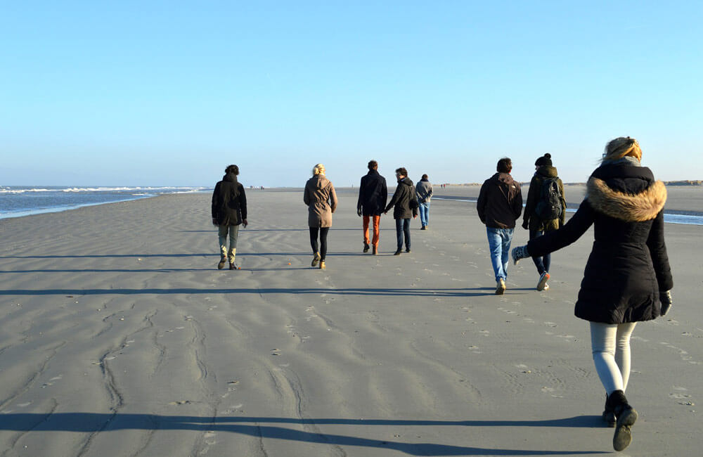 Wandelen op het strand van Schiermonnikoog
