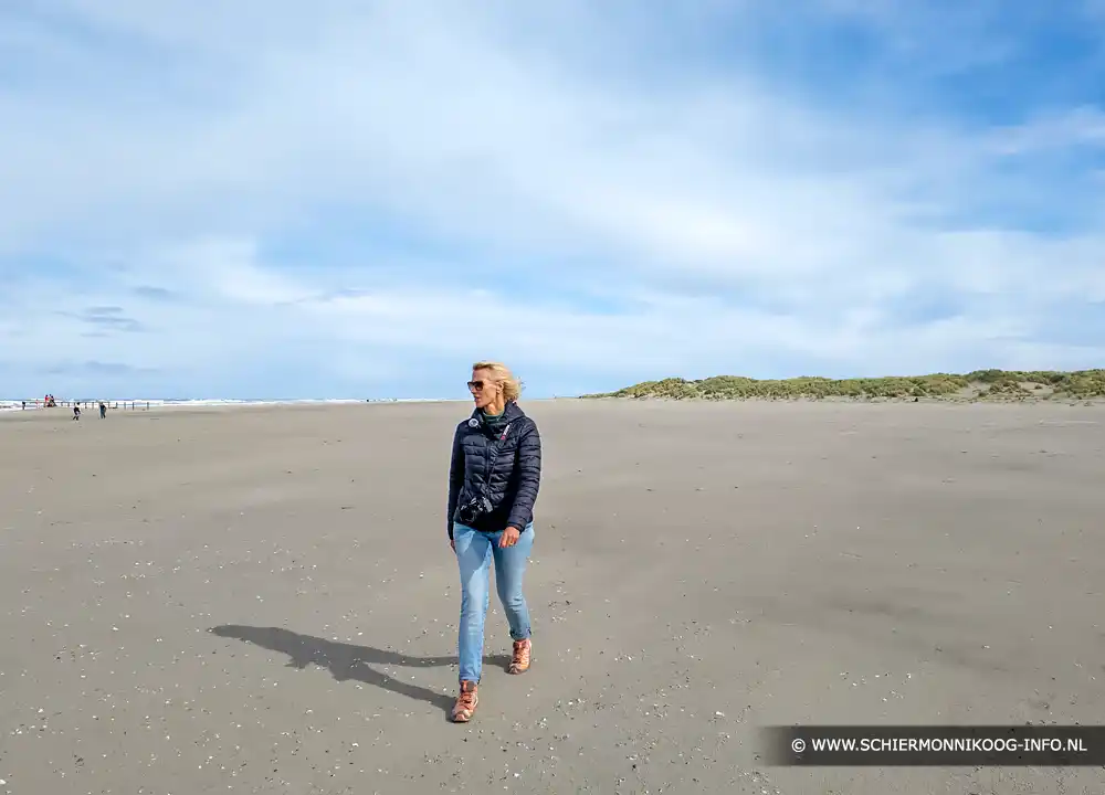 Wandelen op het strand van Schiermonnikoog