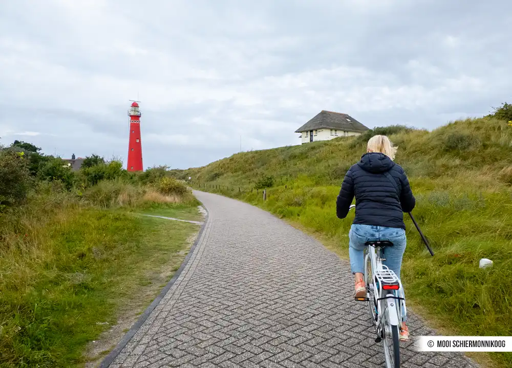 Fietsen naar de rode vuurtoren op Schiermonnikoog.